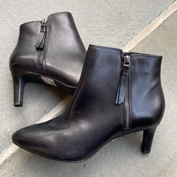 Never worn (no tags) Clarks Calla Blossom boots in black, size 9 - Picture 4 of 5